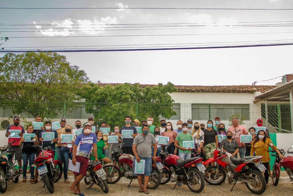 Programa A Moto É Sua: prefeito Romualdo faz entrega do 4º lote de documentação para os motociclistas